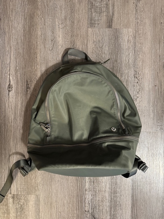 lululemon athletica para backpack 23L Fashion Discreet Pocket On The Harness Holds Small Essentials And Features A Built lululemon athletica Olive Green Commuter